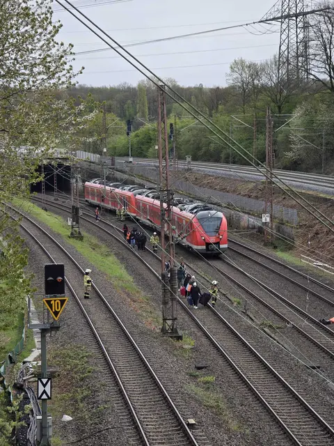 Nach einem Schaden an der Oberleitung musste eine S-Bahn bei Gruiten stoppen. Die Feuerwehr führte 65 Fahrgäste über die Gleise zu einem bereitgestellten Ersatzbus. | Foto: Feuerwehr Haan