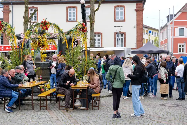 Rund um den geschmückten Brunnen sammelten sich viele Besucher und genossen das Frühlingsfest bei Essen, Getränken und Musik. | Foto: Erik Stegner