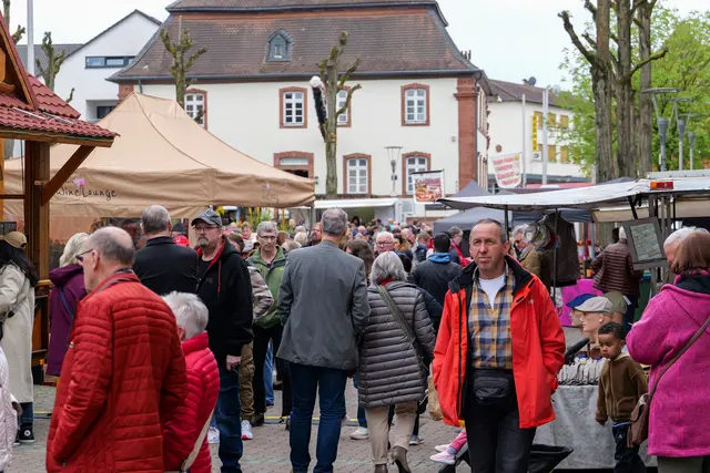 Dichtes Gedränge beim Frühlingsfest in Ramstein: Zeitweise war in der Innenstadt kaum noch ein Durchkommen. Mehr als 10.000 Besucher sorgten für einen neuen Rekord. | Foto: Erik Stegner