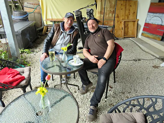 Techniker unter sich Horst Sven Becker und Fabian Puskas, der das erste Mal den Weg zum Kreativhaus fand | Foto: Brigitte Melder