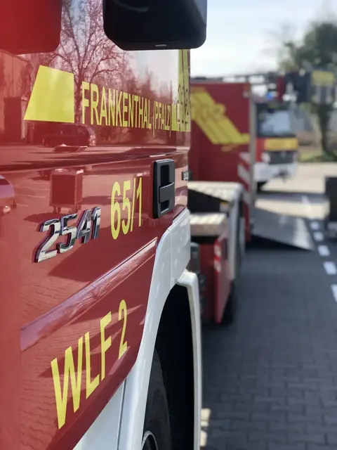 Auf einer Kreisbauschuttdeponie gerieten am Sonntagmorgen Alt-Batterien in Brand. Die Feuerwehr löschte das Feuer schnell, ein Schaden entstand nicht. | Foto: Feuerwehr Frankenthal