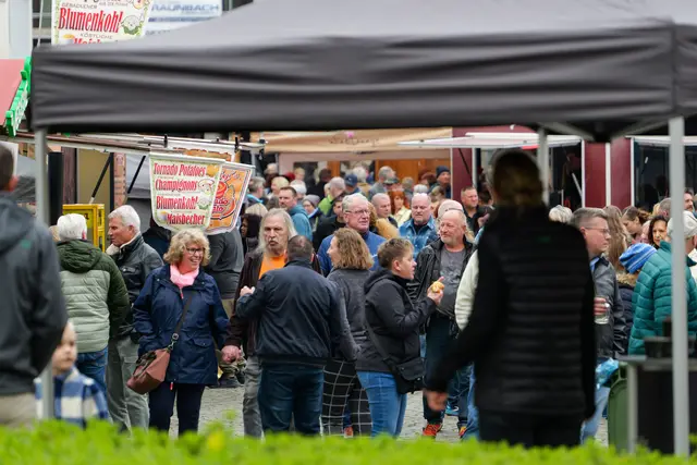 Dichtes Gedränge beim Frühlingsfest in Ramstein: Zeitweise war in der Innenstadt kaum noch ein Durchkommen. Mehr als 10.000 Besucher sorgten für einen neuen Rekord. | Foto: Erik Stegner