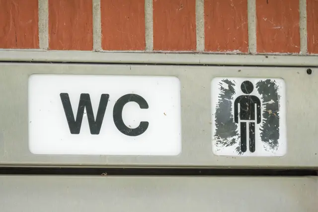 Eine Auseinandersetzung um ein verschmutztes WC löst einen Polizeieinsatz auf der Autobahn 61 aus. (Symbolbild) | Foto: Stefan Sauer/dpa