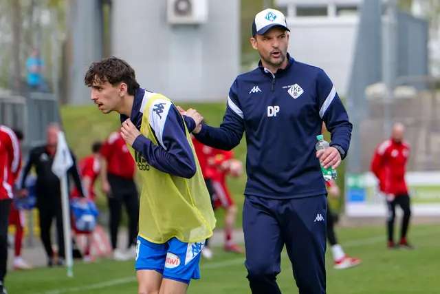 Trainer Daniel Paulus im Gespräch mit Silas Gutmann – der FK Pirmasens trat gegen Idar-Oberstein dominant auf. | Foto: Erik Stegner