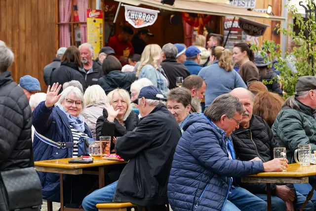 Gute Stimmung an den Tischen: Viele Besucher genossen das Frühlingsfest bei Essen, Getränken und Gesprächen. | Foto: Erik Stegner