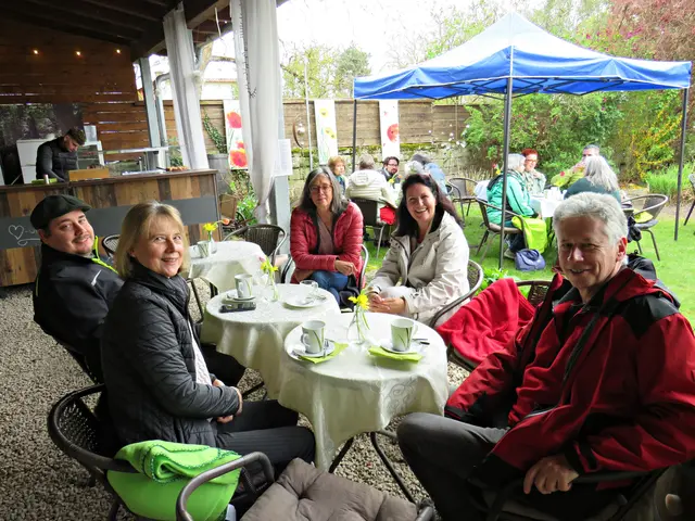 Artcafe-Eröffnung für 2026, in der Mitte Tina Krauß | Foto: Brigitte Melder
