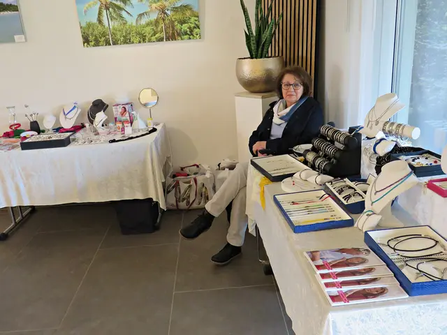 Isolde Metzger mit Magnetschmuck | Foto: Brigitte Melder