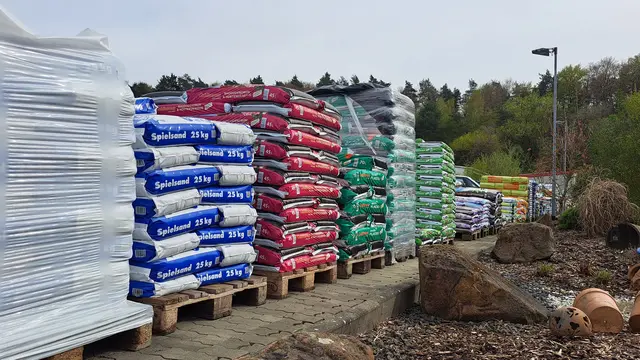 Für unterschiedliche Bedarfe: Das Angebot an Erden umfasst auch Spezialerden und reicht bis zu Spielsand für den Sandkasten | Foto: Monika Klein