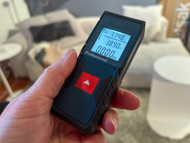 Wichtige Kaufkriterien für Laserentfernungsmessgeräte sind Reichweite, Genauigkeit, Schutzklasse, Laserklasse und Prüfzeichen. | Foto: TÜV SÜD, Foto: Conny Kurz