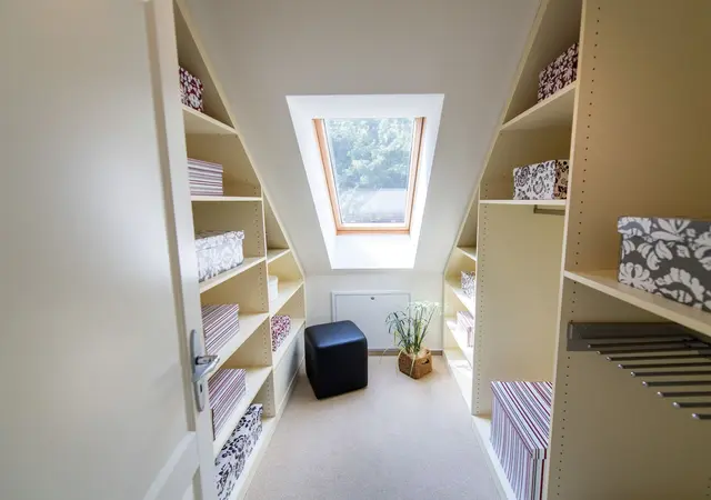 Angesagte Materialien: Rauchglas, matte Oberflächen und pastellige Farben schaffen ein modernes und harmonisches Ambiente im Kleiderschrank. (zu dpa: «Clevere Lösungen: Ankleidezimmer brauchen nicht viel Raum») | Foto: dpa