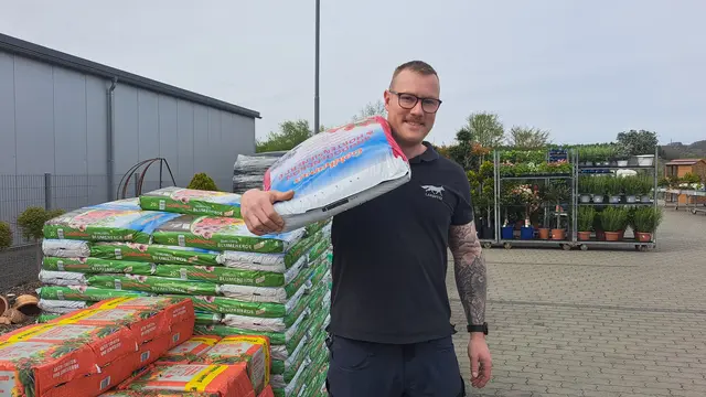 Gehört zum Service selbstverständlich dazu: Mitarbeiter Marvin Koch hilft Kunden gerne bei schwerem Einkauf | Foto: Monika Klein