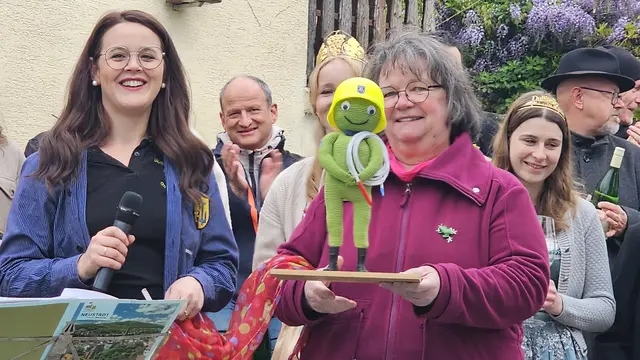 Christine Hoheisel von der Speyerdorfer Strickstubb (rechts) gemeinsam mit Ortsvorsteherin Fabienne Gerau-Frisch (links) und dem Feuerwehr-Kerwi aus dem vergangenen Jahr – gespannt darf man auf seinen Nachfolger sein. | Foto: Eva Bender