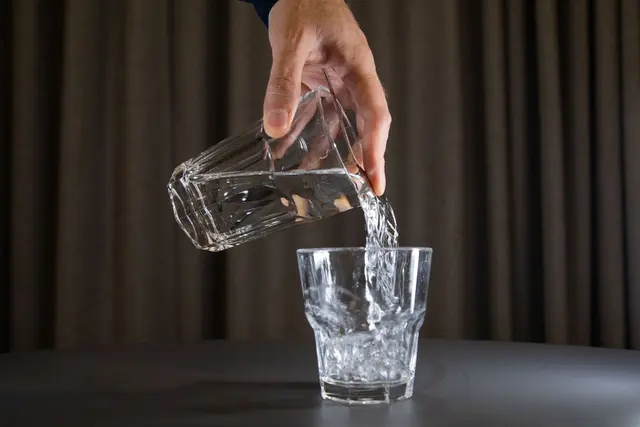 Schritt 2: Flüssigkeit mit Schwung in das leere Glas gießen. (zu dpa: «Nie mehr kleckern: Funktioniert der Löffel-Trick?») | Foto: dpa