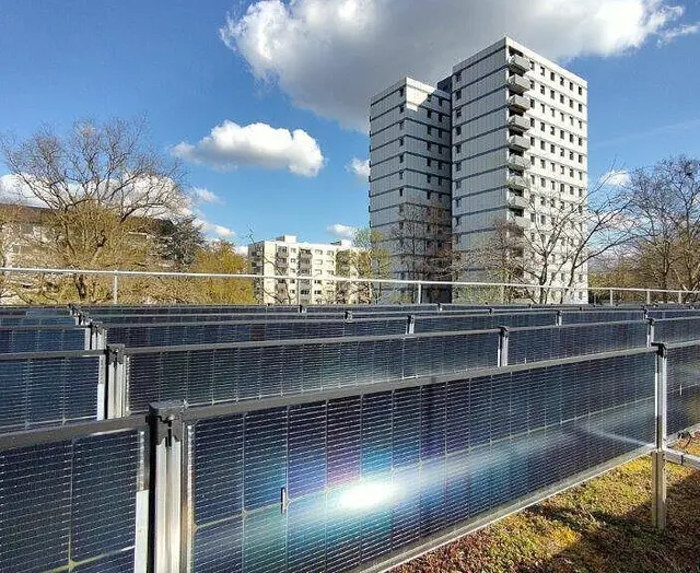 Eine vertikale PV-Anlage, wie hier auf dem Dach der Kita "les petits amis", bringt einige Vorteile mit sich | Foto: Stadt Karlsruhe, HGW, Thomas Gillich