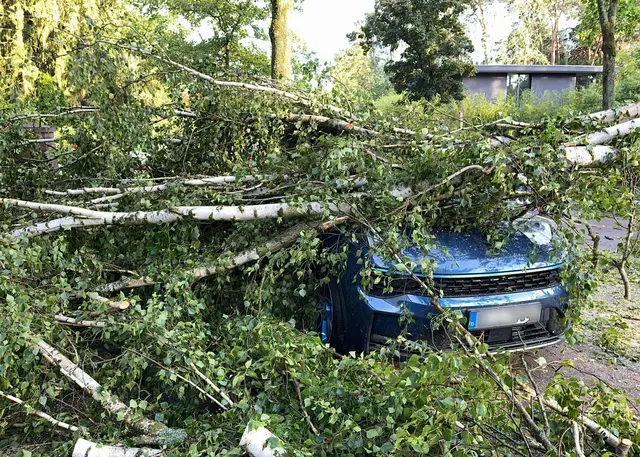 Vergangenes Jahr richteten Sturm, Hagel und Blitz in Baden-Württemberg deutlich weniger Schäden an Autos an. (Archivbild) | Foto: Jens Dudziak/dpa