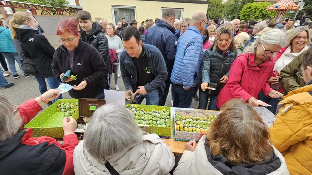 Viele Gäste sichern sich ihren persönlichen „Kerwi“ als Erinnerung an die Kerwetage. | Foto: Eva Bender