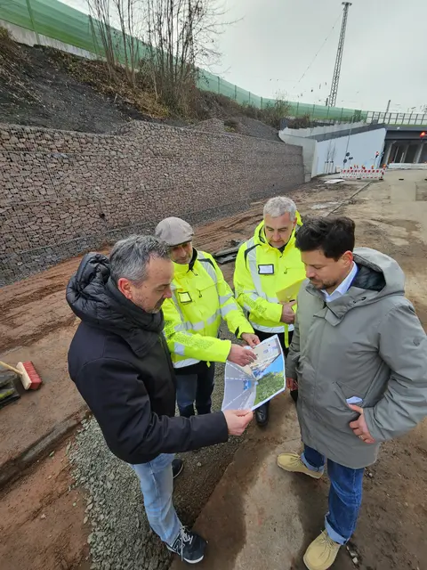 Am Viadukt beginnt der letzte große Bauabschnitt. Bei einem Ortstermin im Dezember 2025: Baudezernent Manuel Steinbrenner (rechts) mit Alexander Mock, Christoph Schenk und Referatsleiter Sebastian Staab vom Tiefbaureferat | Foto: Stadt Kaiserslautern/gratis