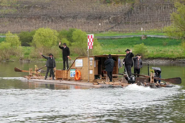 Die Flößer wollen auf die Tradition der Flößerei aufmerksam machen. | Foto: Thomas Frey/dpa