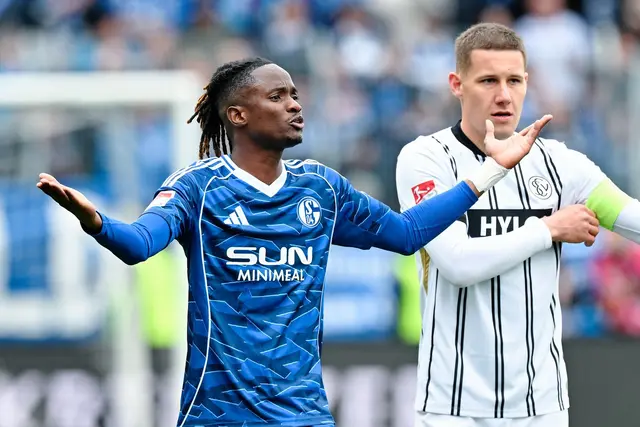Schalkes Moussa Ndiaye (l) reagiert fassungslos auf seinen Platzverweis.  | Foto: Uwe Anspach/dpa