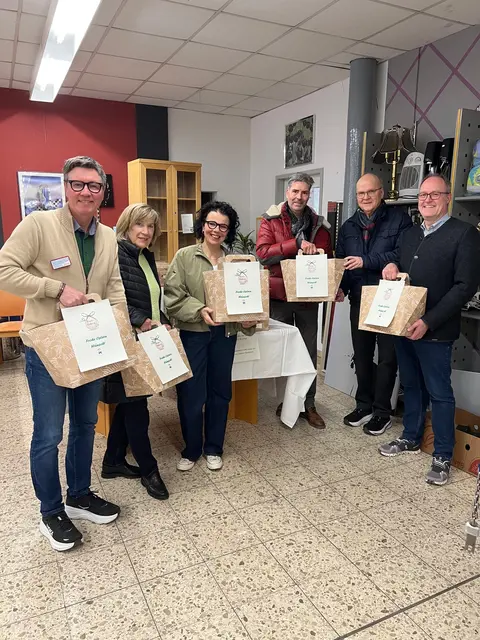 Bei der Übergabe der Xtrataschen: Oliver Frowerk, Margarethe Ohler-Grabenstein, Christine Kaltenbach, Ulrich Löffler, Gilbert Bürk sowie Ralph Schäfer, Finanzvorstand der Caritas (v.l.) | Foto: BürgerStiftung