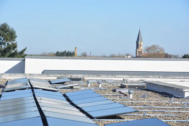 die Integrierte Gesamtschule in Rülzheim produziert künftig einen Großteil ihres benötigten Stroms selbst - dafür wurden PV-Paneelen auf dem Dach der Schule installiert | Foto: KreisGER/mda