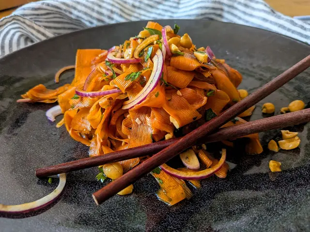 Für den Karottensalat im Asia-Style werden die Möhren nicht geraspelt, sondern mit dem Sparschäler gehobelt, bis nichts mehr von der Möhre übrig ist.    (zu dpa: «Gehobelt statt geraspelt: Karottensalat im Asia-Style») | Foto: dpa