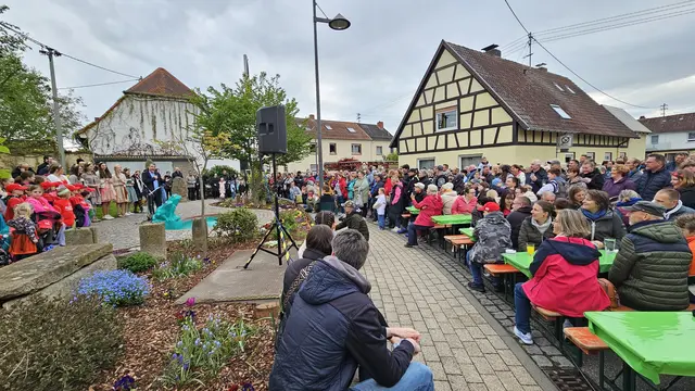 Rund um den Froschbrunnen wird bei der Froschkerwe gemeinsam gefeiert, gelacht und angestoßen. | Foto: Eva Bender