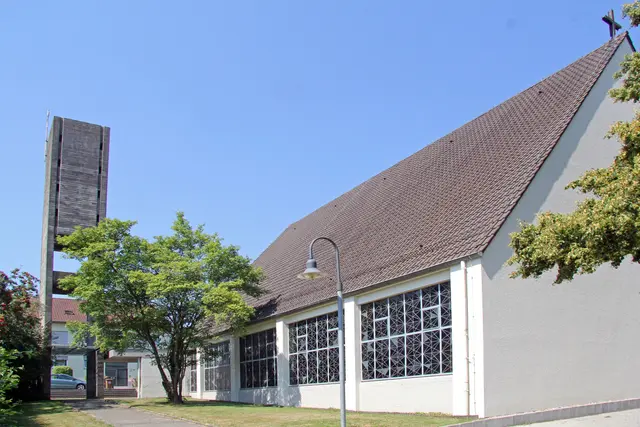 Katholische Kirche St. Josef in Steinwenden: Links der Glockenturm, der nun abgerissen wird. Er wurde nie mit Glocken ausgestattet und blieb über Jahrzehnte ohne Funktion. | Foto: Verbandsgemeinde Ramstein-Miesenbach