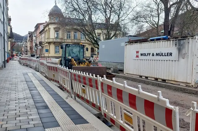 Wo sonst schnell ein Parkplatz am Gehweg frei ist, müssen Autos wegen der Baustelle draußen bleiben. | Foto: Stadt Neustadt