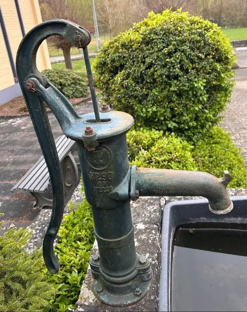Unbekannte Täter haben auf einem Friedhof mehrere Gräber beschädigt und Bronzeskulpturen gestohlen. Die Polizei ermittelt wegen Diebstahls und Störung der Totenruhe. | Foto: Polizeiinspektion Rockenhausen