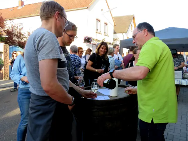 Der Winzer schenkt selbst ein | Foto: Gerhard Syring-Lingenfelder