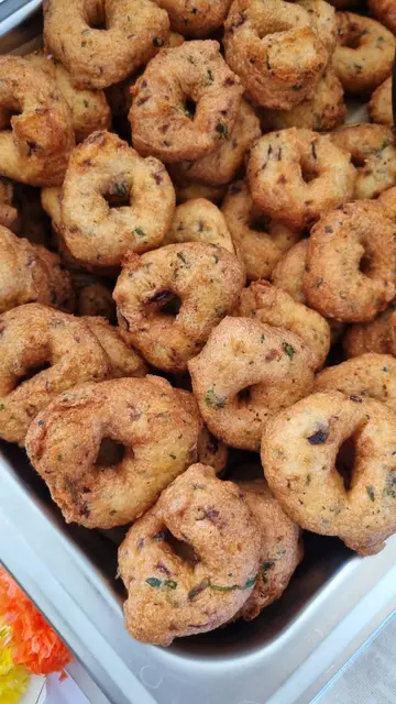 "Sambar Vadai" oder "Medu Vada" mit "Sambar" ist ein typisch süd-indisches Gericht (Grundnahrungsmittel), das aus knusprigen Linsenküchlein ("Vada") besteht, die mit einer würzigen und aromatischen Suppe auf Linsenbasis ("Sambar") serviert werden. Es ist diese Kombination aus weichen, knusprigen "Vadas", die den würzigen "Sambar" aufsaugen, was diese sättigende Mahlzeit - ob zum Frühstück oder zum Abendessen - ausmacht, oder als Streetfood in Städten wie Chennai angeboten wird. | Foto: IGNKA