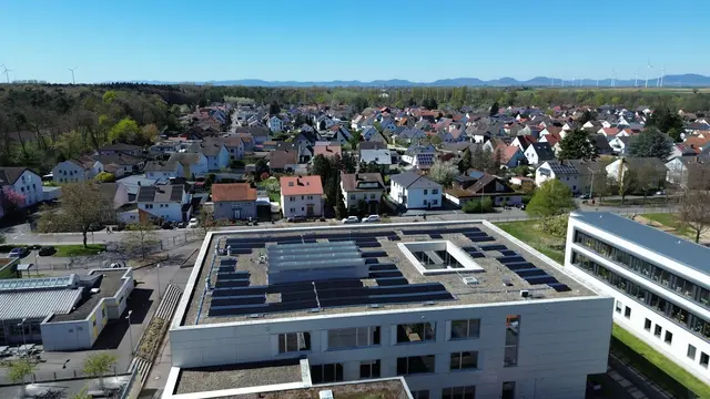 die Integrierte Gesamtschule in Rülzheim produziert künftig einen Großteil ihres benötigten Stroms selbst. Dazu wurden jetzt PV-Paneelen auf dem Dach der Schule installiert | Foto: Drohnenaufnahmen von admin Kommunal GmbH/frei