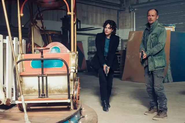 Maria Eisler und Micha Oberländer verschlägt es in ihrem neuen Fall auf den Jahrmarkt. In einer Riesenrad-Gondel wurde die Leiche einer Frau gefunden. | Foto: Manuel Paul/ZDF/dpa