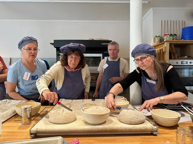 Beim Sauerteigbrot kommt es auf den richtigen Schnitt an, wenn man ein «wildes Aufreißen« verhindern will. | Foto: Katja Sponholz/dpa