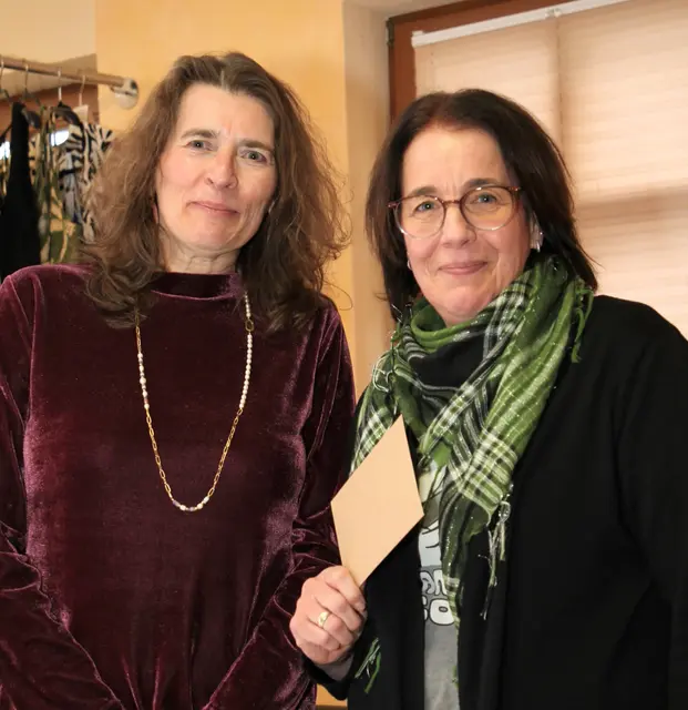 Frau Schäfer vom Förderverein der Mathilde-Hitzfeld-Schule (links) und Eva Martinowsky vom Manar Buchladen | Foto: Gaby Brünnler/gratis