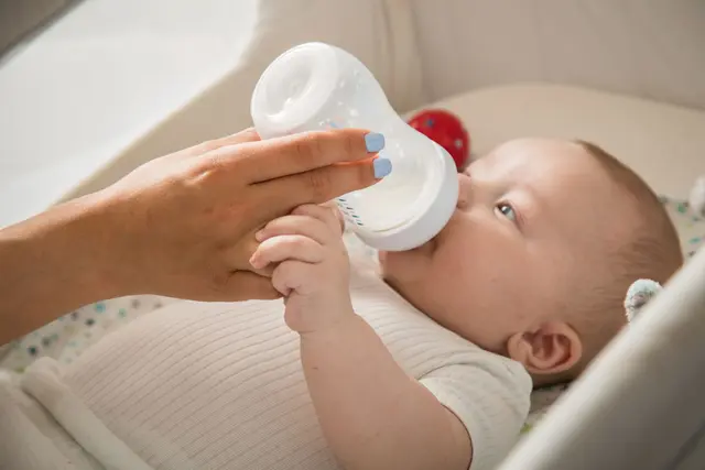 Säuglingsnahrung für das erste Jahr: Produkte mit der Kennzeichnung "Pre" oder "1" sind für Babys im gesamten ersten Lebensjahr geeignet und können Muttermilch ersetzen. (zu dpa: «Pre-, Anfangs- oder Folgenahrung: Was braucht mein Baby?») | Foto: dpa