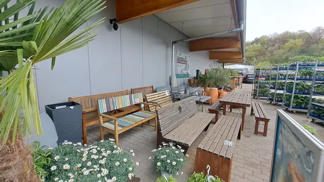 Da macht man gerne Pause: Bei Landfuxx gibt es auch Tische und Bänke fürs Freie | Foto: Monika Klein