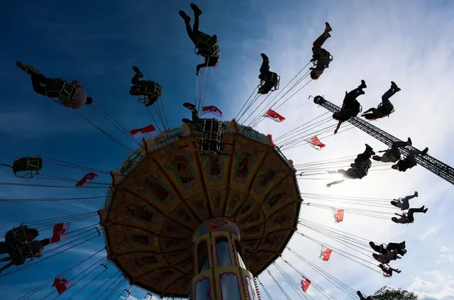 Der Besuch auf dem Rummel am Neckar-Ufer könnte sich - auch finanziell - für Familien besonders an den drei Familien-Mittwochstagen auszahlen.(Archiv)  | Foto: Christoph Schmidt/dpa