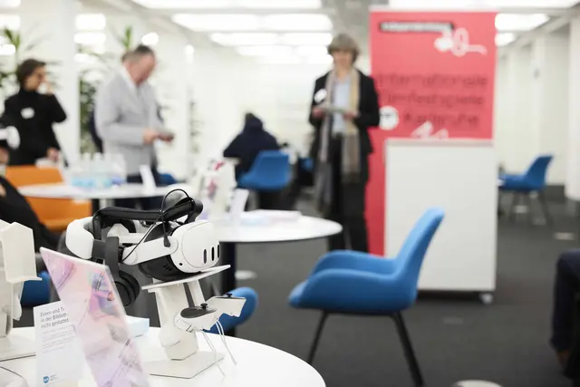 Mittels VR-Brille in neue Filmwelten eintauchen: das geht bei den INDEPENDENT DAYS|25. Internationale Filmfestspiele Karlsruhe. | Foto: IDIF/Laila Tkotz