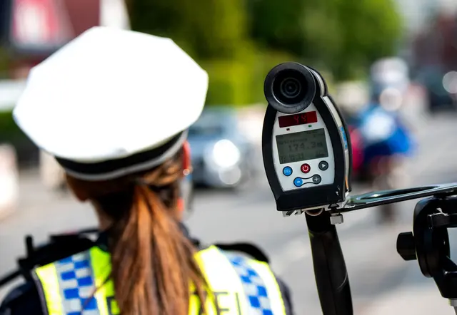 Mit Laserhandmessgeräten, Geschwindigkeitsgroßmessgeräten, Videofahrzeugen und Blitzer-Anhängern wollen Polizei und Kommunen die Temposünder erwischen. (Symbolbild) | Foto: Daniel Bockwoldt/dpa