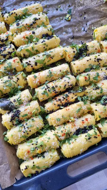 "Khandvi": Snack, hergestellt aus Linsenmehl und Joghurt, angerelchert mit Kurkuma, in Stücke gerollt und mit Sesam, Senfkörnern, Koriander und grünen Chilis gewürzt. | Foto: IGNKA