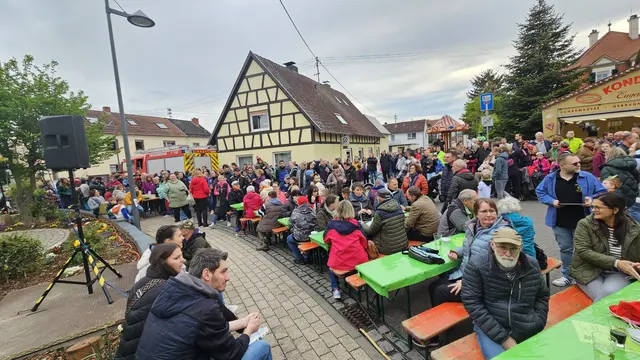 Gesellige Stimmung und Pfälzer Lebensfreude prägen die Wein- und Froschkerwe in Lachen-Speyerdorf. | Foto: Eva Bender