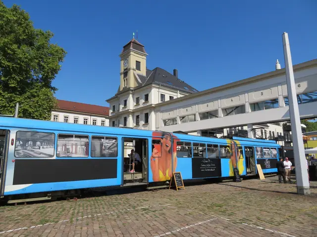 Die Bahnfahrt beginnt am historischen Straßenbahndepot. Dafür wird der weiße rnv-Oldtimer aus den 60er bereitgestellt, der gerade erst aufgerüstet wurde.  | Foto: Brigitte Melder
