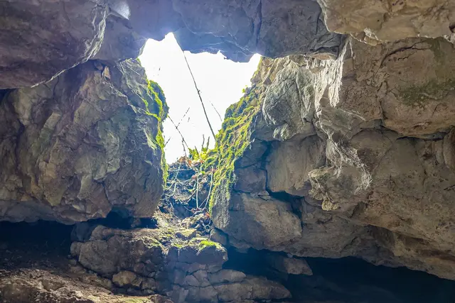 Das Mädchen stürzte durch ein Loch in die Höhle und fiel laut Polizei etwa drei Meter in die Tiefe. (Archivbild) | Foto: Markus Brandhuber/dpa