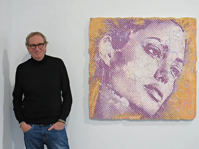 Werner Lauth neben einem Gemälde von Patrizia Casagranda | Foto: Brigitte Melder