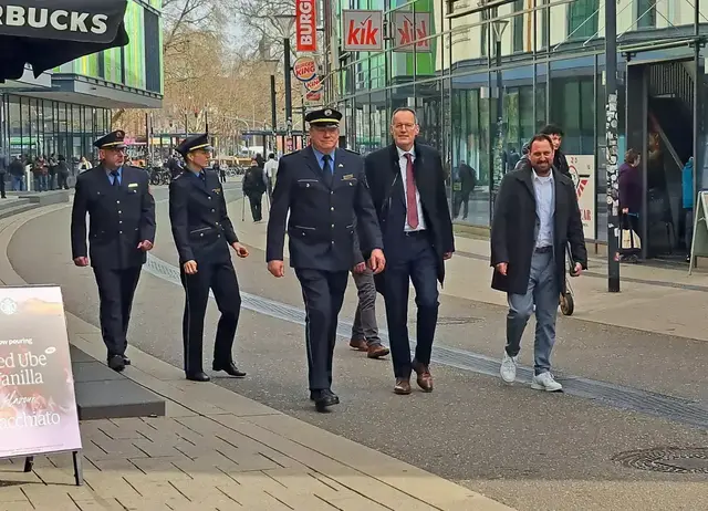 Anfang März machte sich Innenminister Michael Ebling (Vierter von links) in Begleitung von Polizeipräsident Hans Kästner (links daneben) ein Bild vor Ort. Schon damals kündigte er eine Messerverbotszone für die Innenstadt Kaiserslautern an  | Foto: Monika Klein