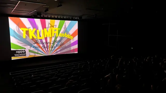 Ein Schulkinoevent im Cineplex Mannheim eröffnete das Projekt „TKUMAnnheim“. Der Dokumentarfilm und neues Begleitmaterial sollen jüdisches Leben sichtbar machen und den Dialog an Schulen stärken. | Foto: FEINSHMEKER FILM