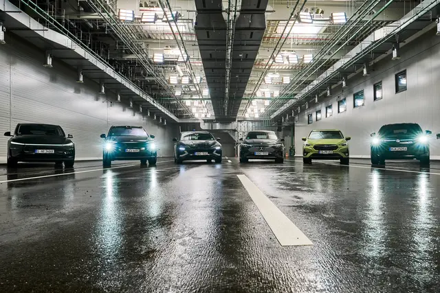 Die Fahrzeuge im ADAC-Systemvergleich bei Regen und Nebel. Getestet wurden unter anderem Mercedes CLA, Tesla Model Y, Nio EL6 und BYD Seal. | Foto: ADAC