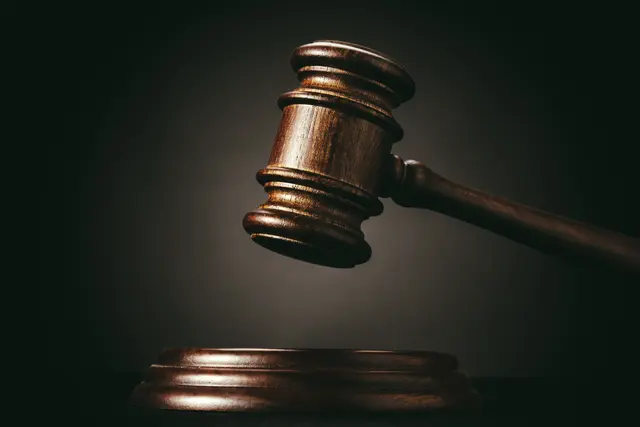 Ein Stück Filmgeschichte kommt in die Auktion: Ein Dirndl aus dem Privatbesitz von Romy Schneider wird bis am 23. April versteigert. | Foto: olegkruglyak3/stock.adobe.com